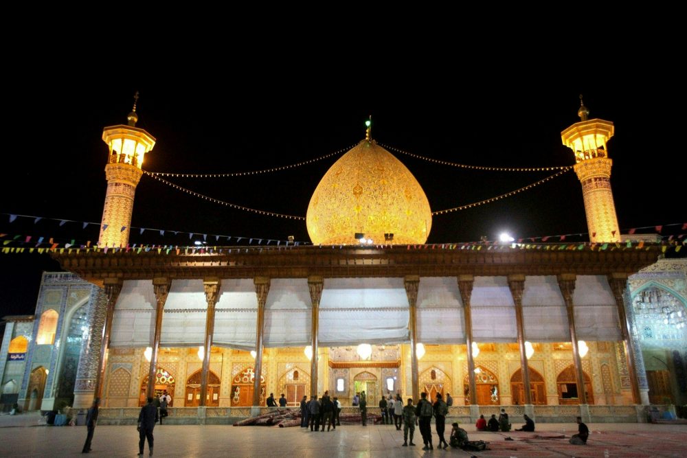 Iranische Sicherheitskräfte am Anschlagsort, dem Shah Cheragh-Mausoleum in der Stadt Shiraz (Bild: ISNA News Agency/AFP)