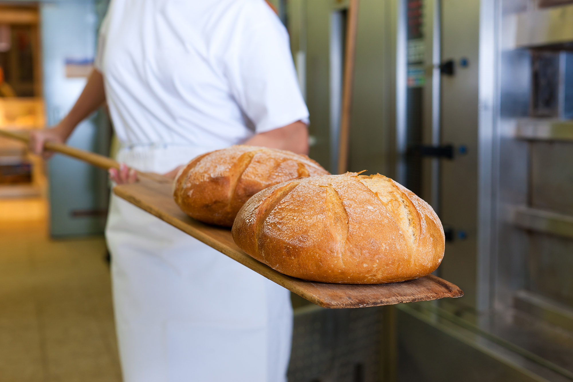 Bäcker beim Backen von Brot