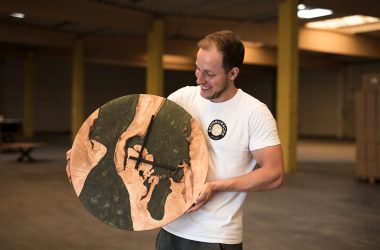 Baumbursche macht Unikate aus Holz (Bild: Jennifer von Montigny)