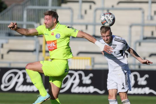 Gent's Laurent Depoitre and Eupen's James Jeggo fight for the ball during a soccer match between KAS Eupen and KAA Gent, Sunday 09 October 2022 in Eupen, on day 11 of the 2022-2023 'Jupiler Pro League' first division of the Belgian championship. BELGA PHOTO BRUNO FAHY