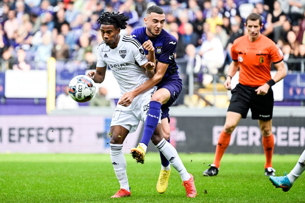 Eupen's Teddy Alloh and Anderlecht's Zeno Debast pictured in action during a soccer match between RSC Anderlecht and KAS Eupen, Sunday 30 October 2022 in Anderlecht, Brussels, on day 15 of the 2022-2023 'Jupiler Pro League' first division of the Belgian championship. BELGA PHOTO TOM GOYVAERTS