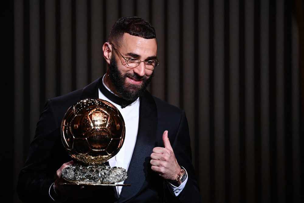 Der bei Real Madrid unter Vertrag stehende Franzose Karim Benzema mit dem "Ballon d'Or" (Bild: Franck Fife/AFP)