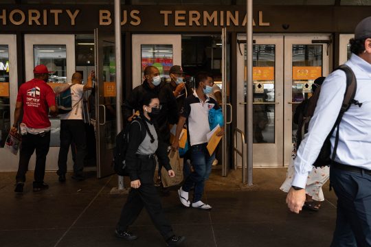 Migranten verlassen das Port Authority Bus Terminal, nachdem ihr Bus aus Texas in New York angekommen ist (Archivbild: Yuki Iwamura/AFP)