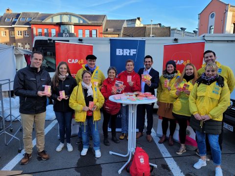 CAP48: Verkauf von Post-its auf dem Wochenmarkt in der Eupener Oberstadt (Bild: Kabinett Antoniadis)
