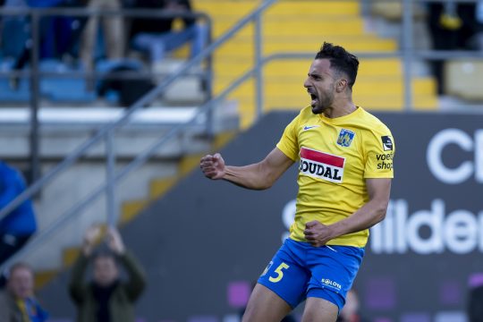Ex-Nationalspieler Nacer Chadli feiert seinen Führungstreffer und damit sein erstes Tor für Westerlo (Bild: Kristof Van Accom/Belga)