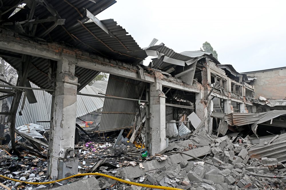 Zerstörtes Gebäude in Charkiw, Foto vom 4. Oktober (Bild: Sergey Bobok/AFP)