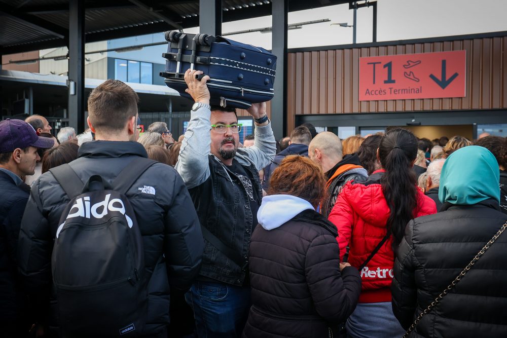 Dichtes Gedränge am Dienstag vor dem Flughafen in Charleroi (Bild: Virginie Lefour/Belga)