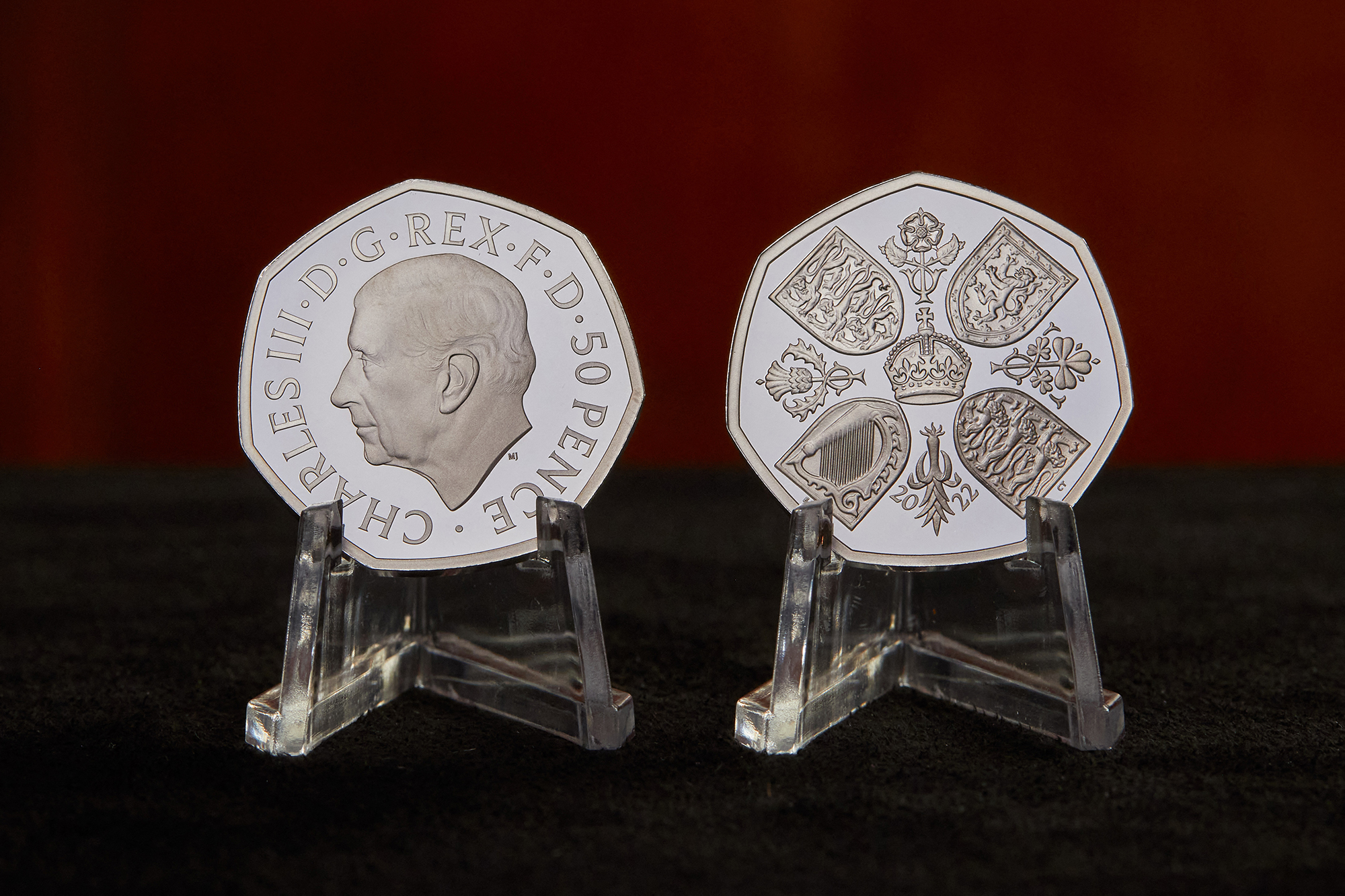 Die neuen Münzen mit dem Konterfei des britischen Königs Charles III. (Bild: AFP Photo/Royal Mint)
