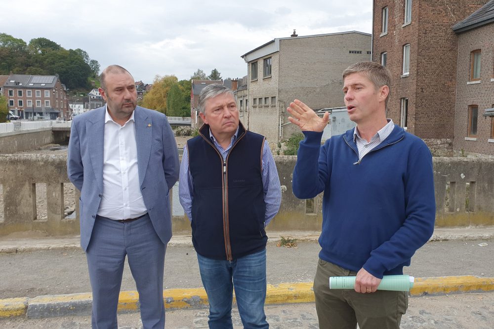 Minister Christophe Collignon, Bürgermeister Philippe Godin und Patrick Toussaint vom Öffentlichen Dienst der Wallonie in Pepinster (Bild: Laurent Cavenati/Belga)