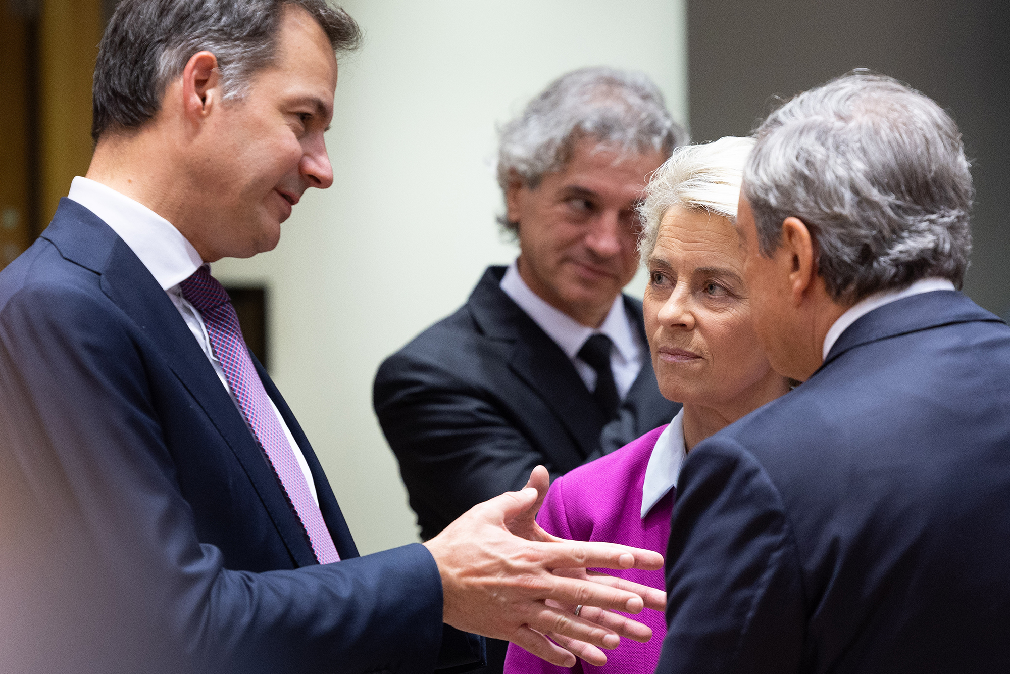 Premier Alexander De Croo mit Kommissionschefin Ursula von der Leyen und dem italienischen Premier Mario Draghi beim Gipfel in Brüssel (Bild: Benoit Doppagne/Belga)