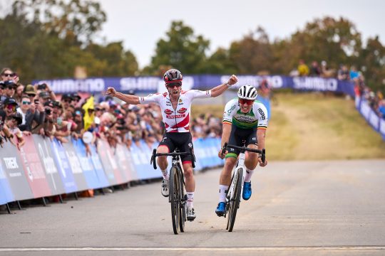Eli Iserbyt feiert seinen Sieg vor Laurens Sweeck auf der zweiten Etappe des UCI World Cup Cyclocross in Fayetteville im US-Bundesstaat Arkansas (Bild: Bill Schieken/Belga)
