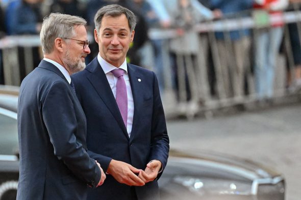 Premier Alexander De Croo wird vom tschechischen Premierminister Petr Fiala begrüßt (Bild: Joe Klamar/AFP)