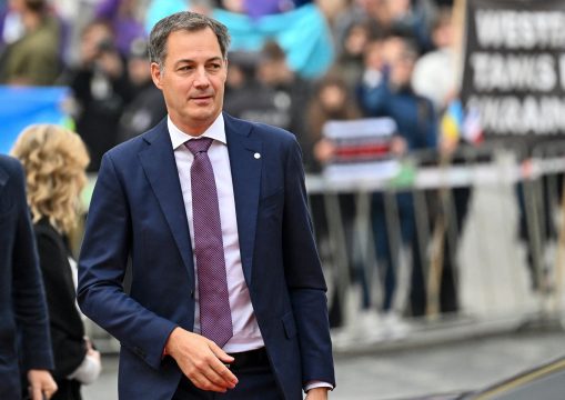 Alexander De Croo bei seiner Ankunft zum Treffen am 7.10. in Prag (Bild: Joe Klamar/AFP)