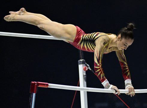 Nina Derwael am Stufenbarren