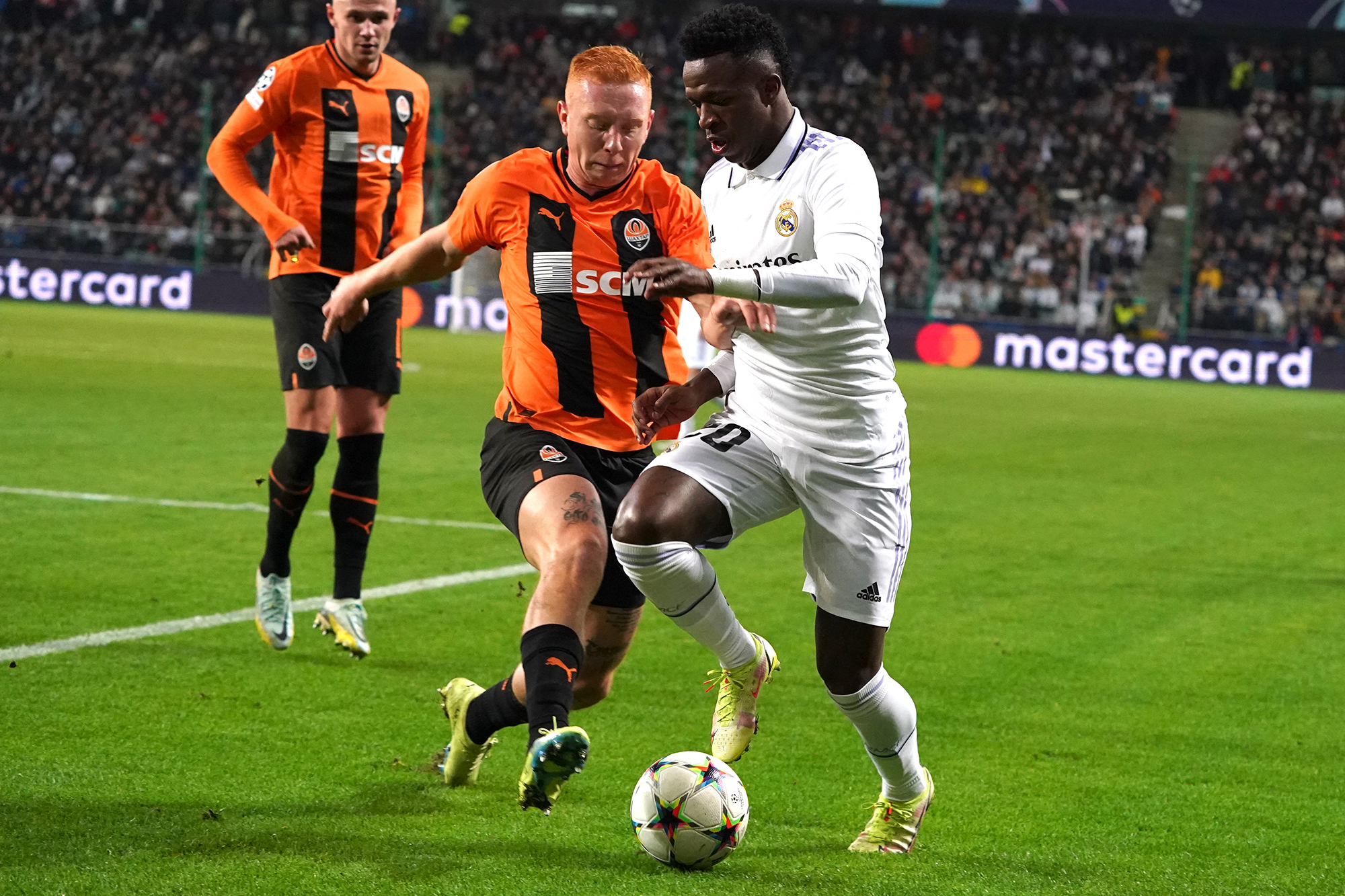 Real-Stürmer Vinicius Junior von Real Madrid und der ukrainische Shakhtar-Verteidiger Yukhym Konoplia kämpfen um den Ball (Bild: Janek Skarzynski/AFP)