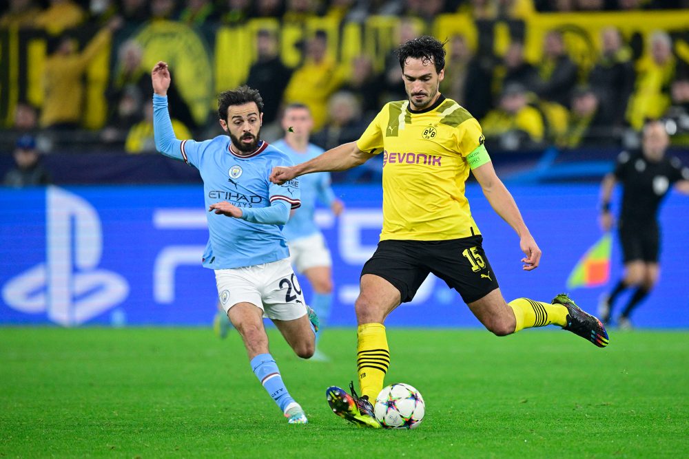 Bernardo Silva von Manchester City im Duell mit BVB-Spieler Mats Hummels (Bild: Sascha Schuermann/AFP)