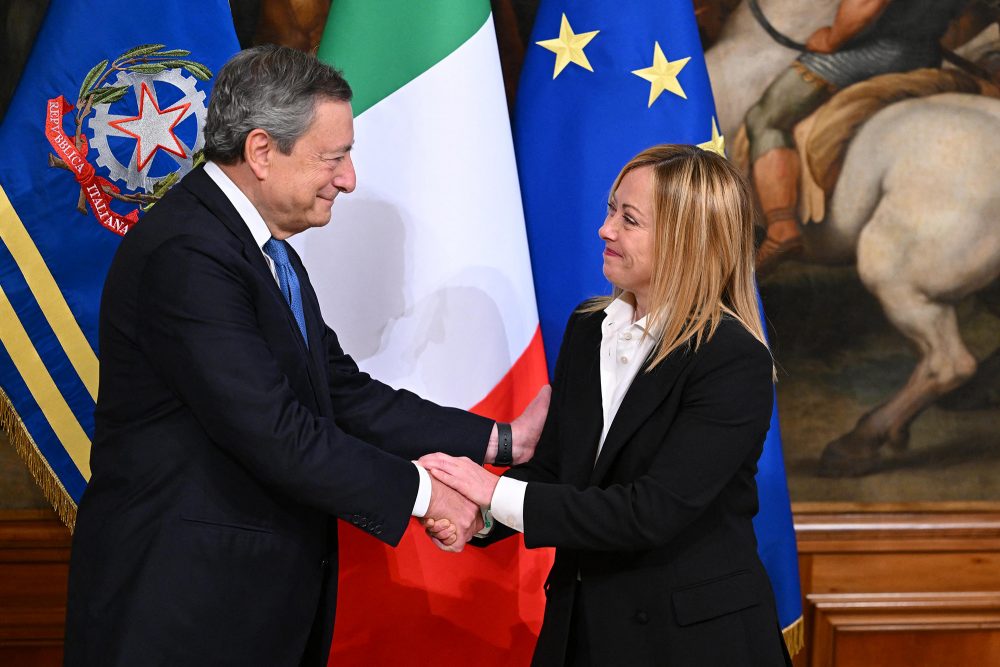 Mario Draghi übergibt das Amt an Giorgia Meloni (Bild: Andreas Solaro/AFP)
