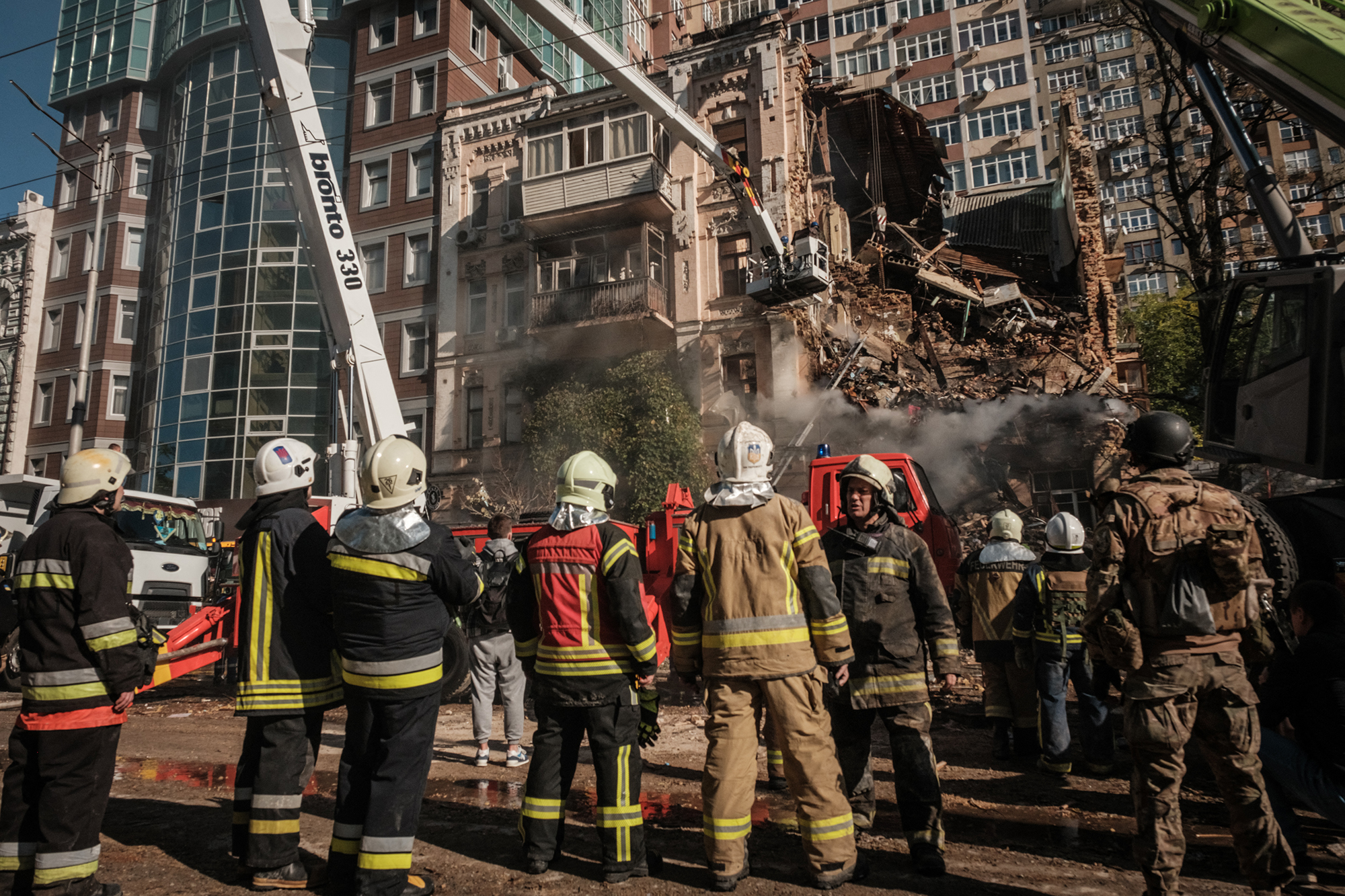 Ukrainische Feuerwehrleute arbeiten an einem zerstörten Gebäude nach einem Drohnenangriff in Kiew (Bild: Yasuyoshi Chiba/AFP)