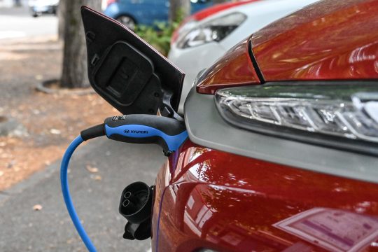 Ladevorgang bei einem E-Auto (Illustrationsbild: Denis Charlet/AFP)