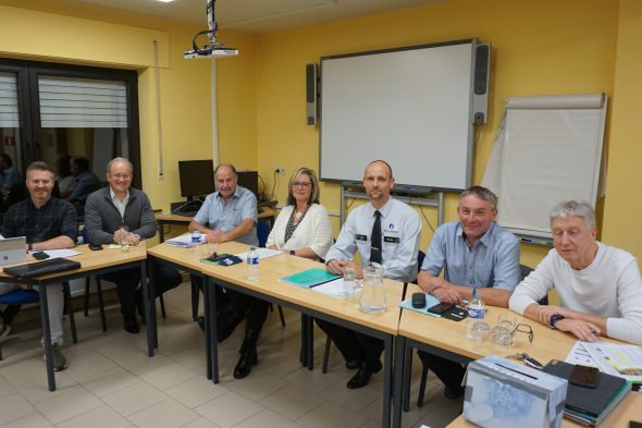 Die Bürgermeister der fünf Eifel-Gemeinden gemeinsam mit der Vertretern der Polizei der Eifel-Zone (Bild: Dogan Malicki/BRF)