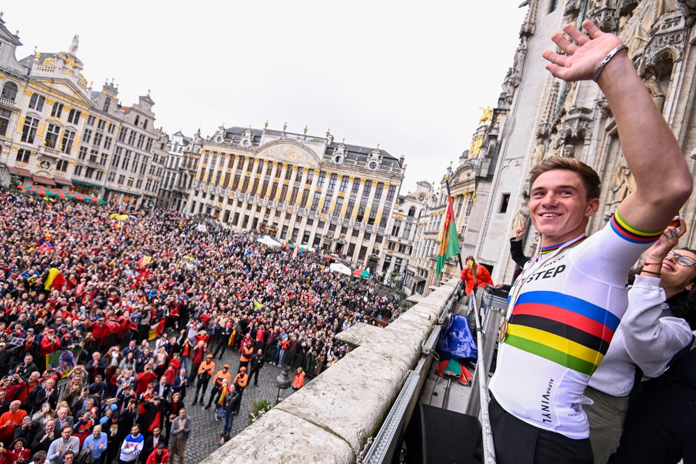 Remco Evenepoel auf dem Balkon des Ratshauses von Brüssel (Bild: Laurie Dieffembacq/Belga)