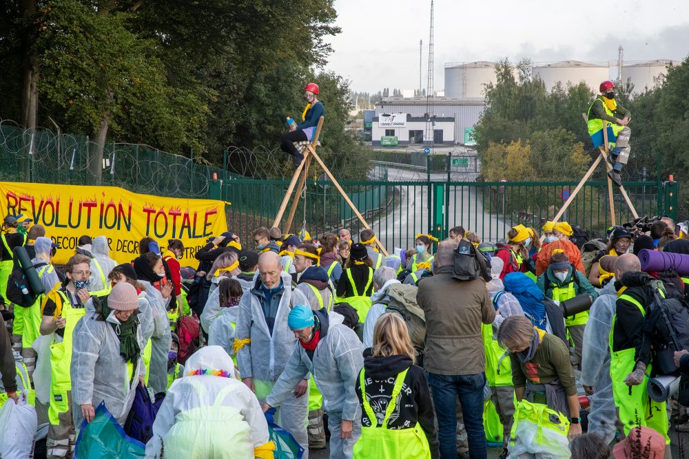 Proteste gegen TotalEnergies in Feluy (Bild: Nicolas Maeterlinck/Belga)