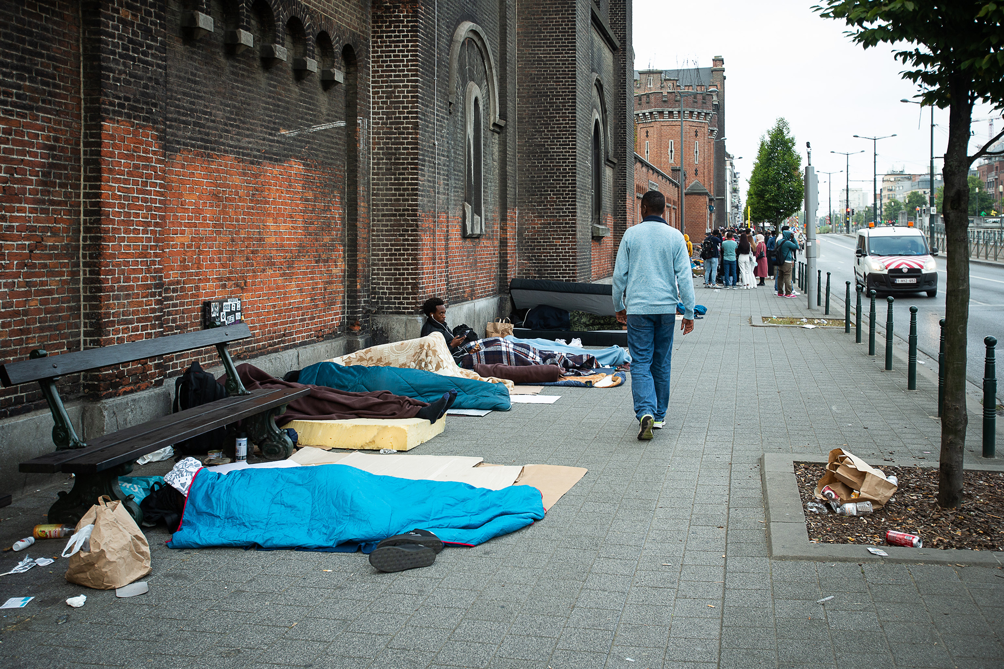 Schlafplätze von Flüchtlingen vor dem Asylzentrum Petit-Château in Brüssel (Archivbild: James Arthur Gekiere/Belga)
