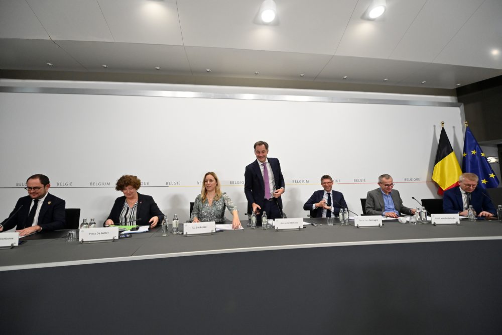 Die föderalen Minister stellen bei einer Pressekonferenz die Haushaltspläne der Föderalregierung vor (Bild: Eric Lalmand/Belga)