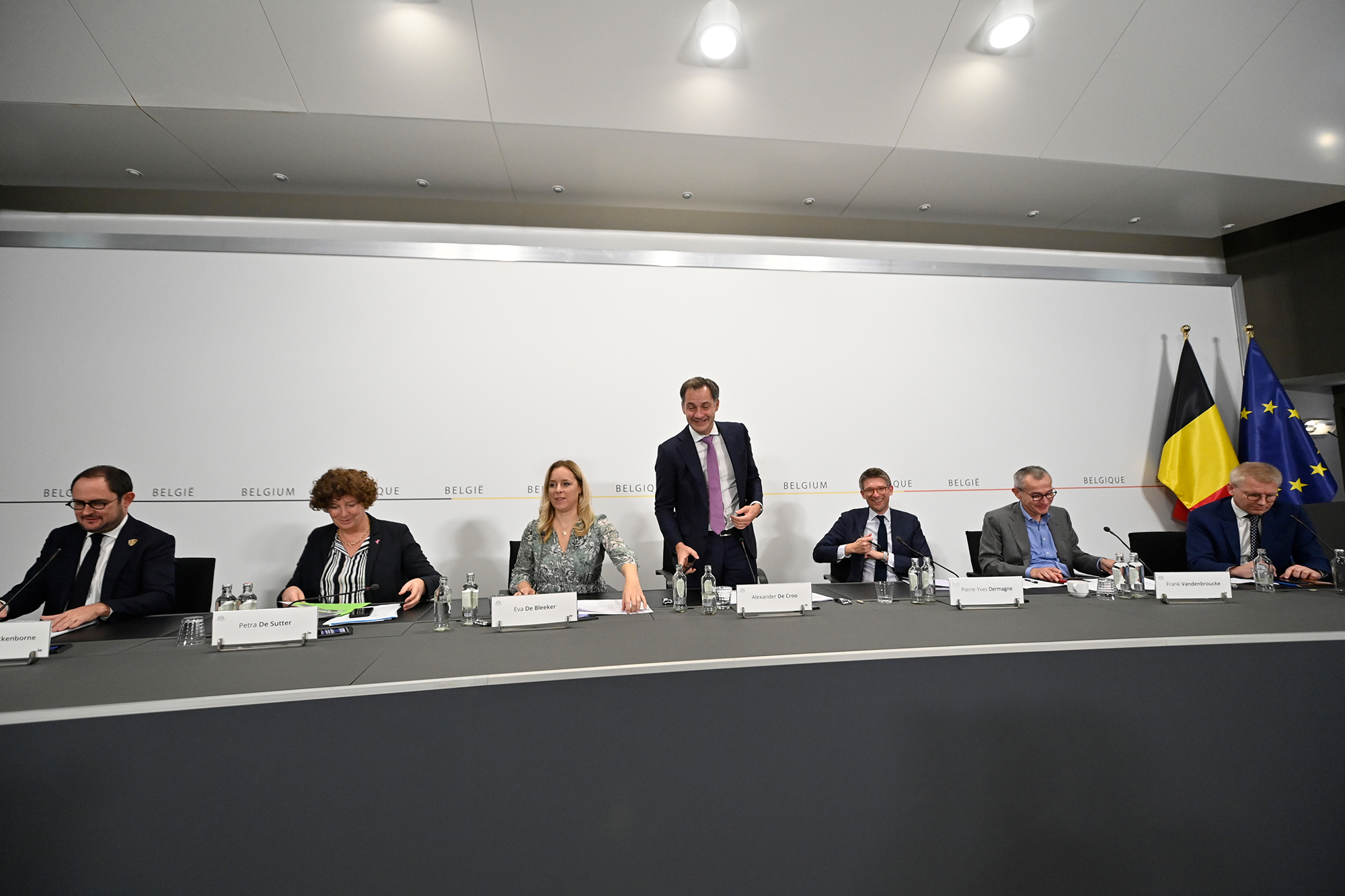 Die föderalen Minister stellen bei einer Pressekonferenz die Haushaltspläne der Föderalregierung vor (Bild: Eric Lalmand/Belga)