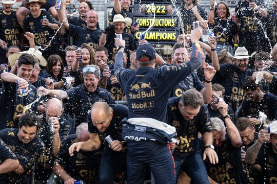 Fürs Red Bull-Team gab es von Sieger Max Verstappen eine Champagnerdusche (Bild: Jim Watson/AFP)