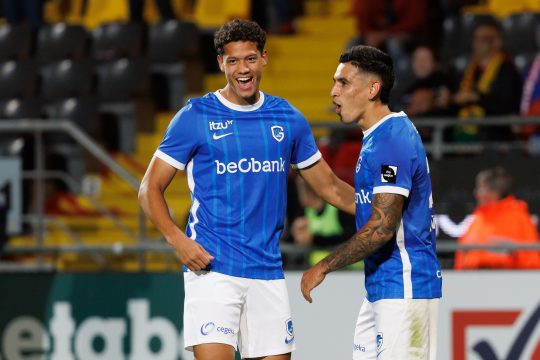 Genks Daniel Munoz (l.) feiert der späten Siegtreffer für Genk beim Auswärtsspiel in Ostende (Bild: Kurt Desplenter/Belga)