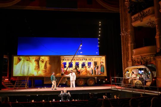 "Il Turco in Italia" in der Lütticher Oper (Bild: J Berger / ORW Liège)