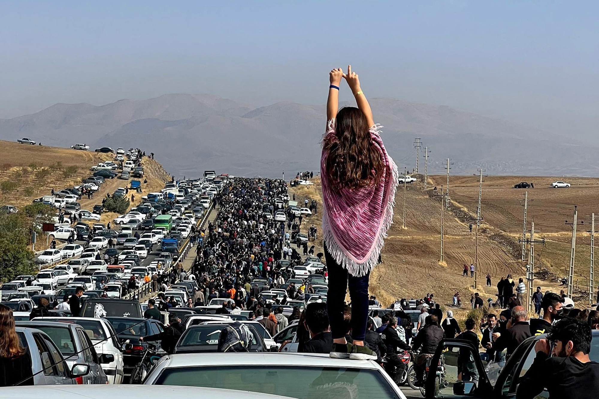 Menschen auf dem Weg zum Grab von Mahsa Amini, 40 Tage nach ihrem Tod (Bild: UGC/AFP)