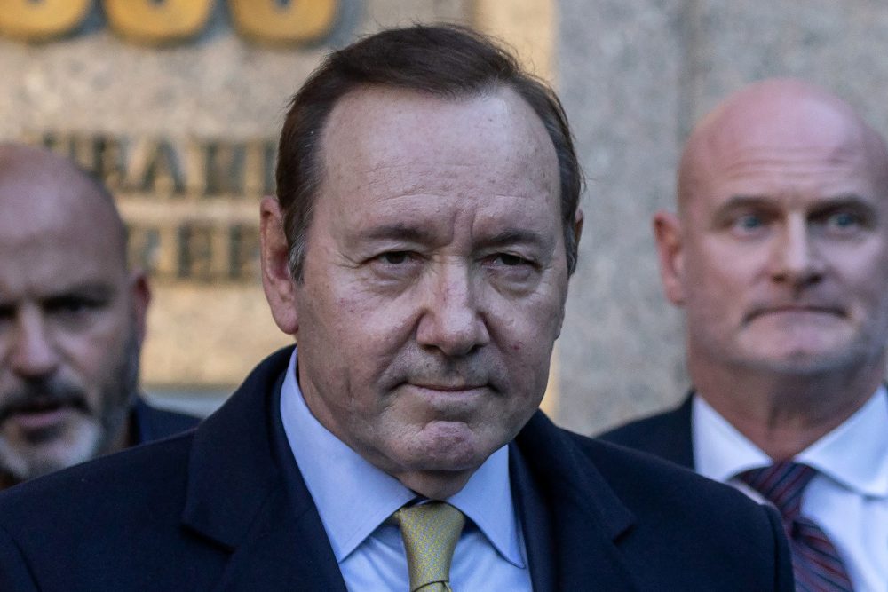 US-Schauspieler Kevin Spacey vor dem Eingang eines Gerichtsgebäudes in New York (Bild: Yuki Iwamura/AFP)