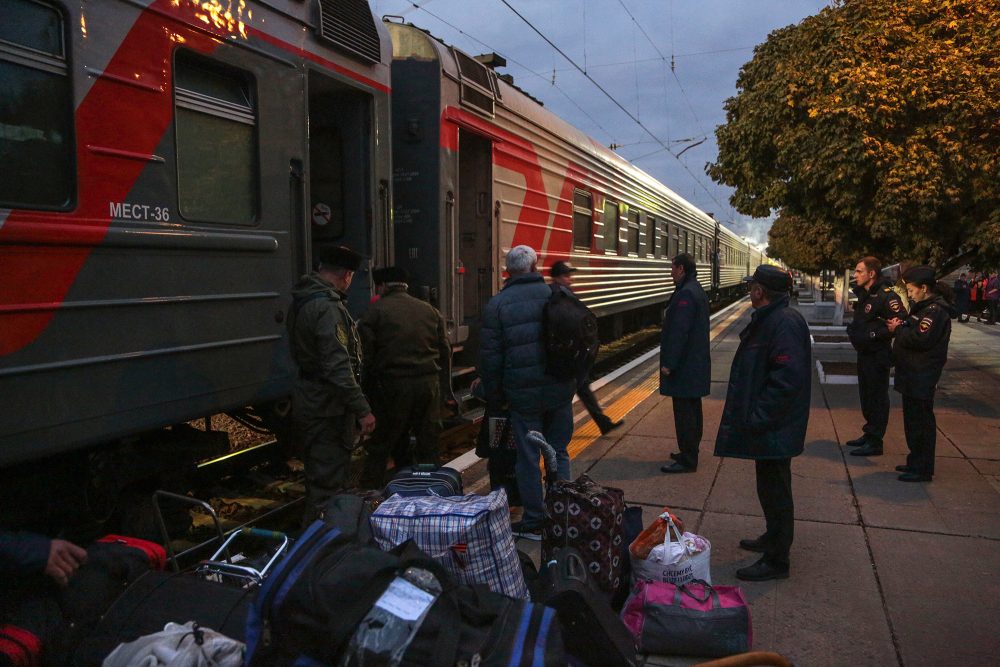 Flüchtlinge aus Cherson im Bahnhof Dschankoj auf der Krim am Freitag (Bild: Stringer/AFP)