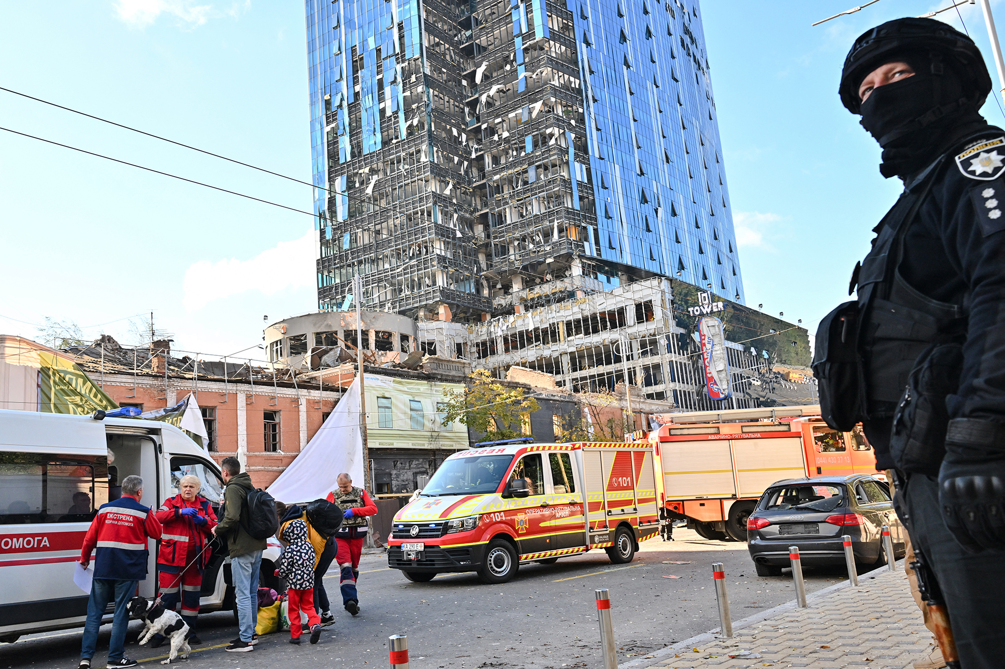 Polizei und Rettungskräfte vor einem Gebäude in Kiew nach dem Raketenbeschuss (Bild: Sergej Supinsky/AFP)