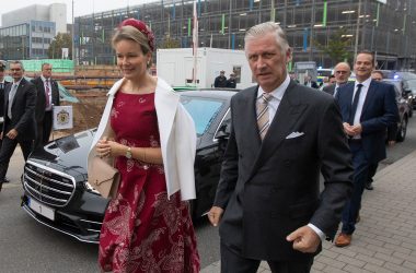 König Philippe und Königin Mathilde bei ihrer Ankunft im Biontech-Institut in Mainz - rechts im Hintergrund: MP Oliver Paasch (Bild: Andre Pain/AFP)
