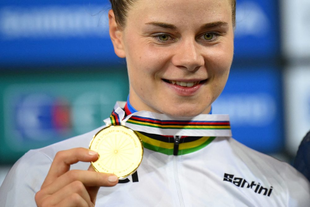 Lotte Kopecky mit ihrer Goldmedaille (Bild: Anne-Christine Poujoulat/AFP)