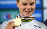 Lotte Kopecky mit ihrer Goldmedaille (Bild: Anne-Christine Poujoulat/AFP)