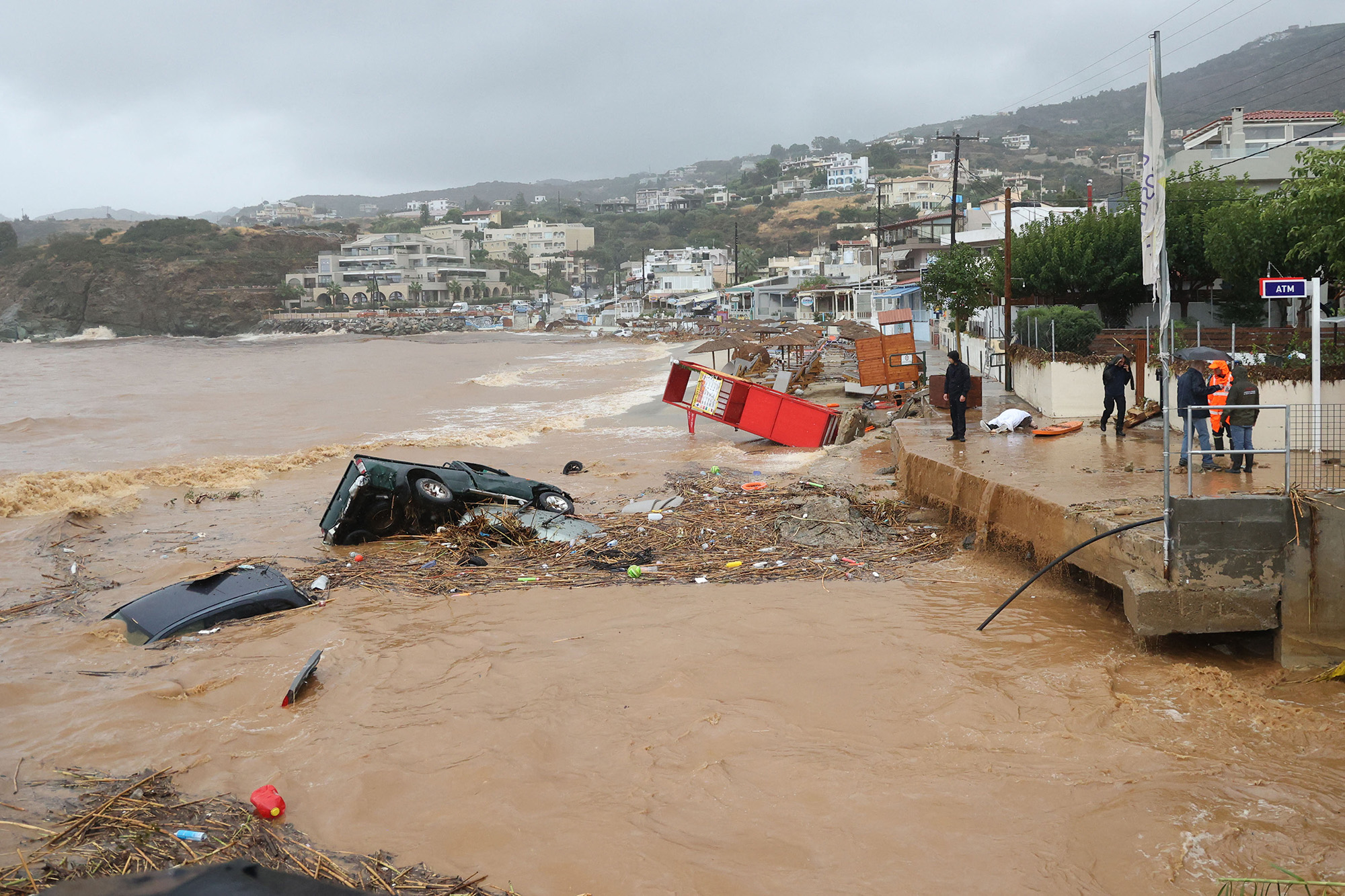 Überschwemmung im Dorf Agia Pelagia auf Kreta (Bild: Costas Metaxakis/AFP)