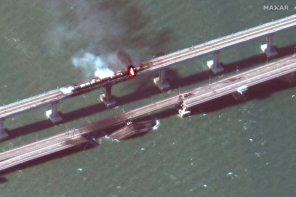 Das Satellitenbild zeigt den Rauch, der nach der Explosion eines Lastwagens auf der Krim-Brücke aufsteigt (Bild: AFP Photo/ HO/ Satellite image ©2022 Maxar Technologies)