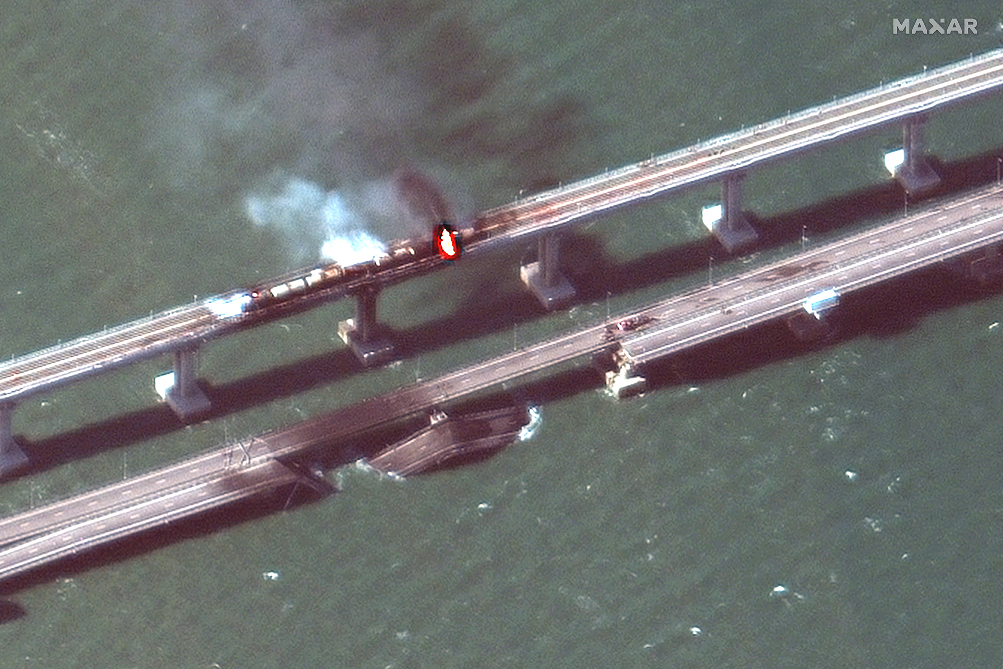 Das Satellitenbild zeigt den Rauch, der nach der Explosion eines Lastwagens auf der Krim-Brücke aufsteigt (Bild: AFP Photo/ HO/ Satellite image ©2022 Maxar Technologies)