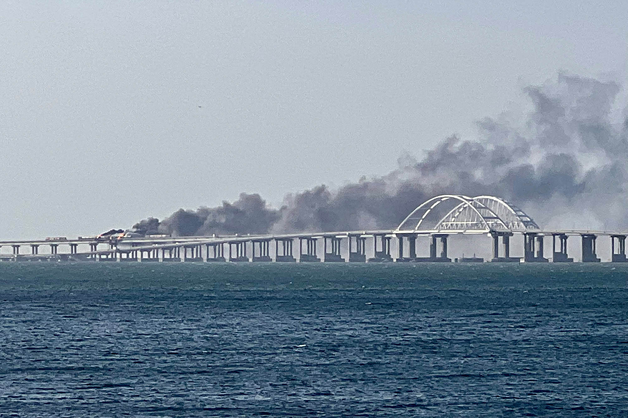 Rauch über der Krimbrücke (Bild: Roman Dmitryev/AFP)