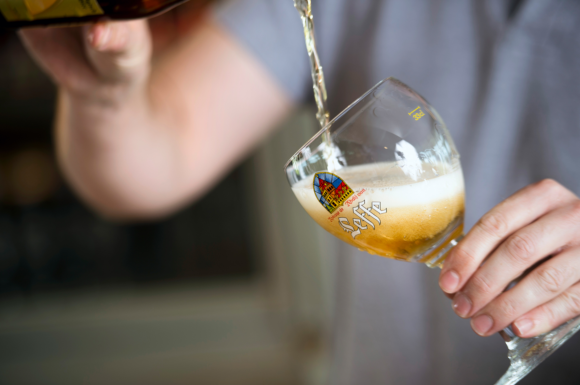 Blondes Leffe-Bier wird ins Glas geschüttet