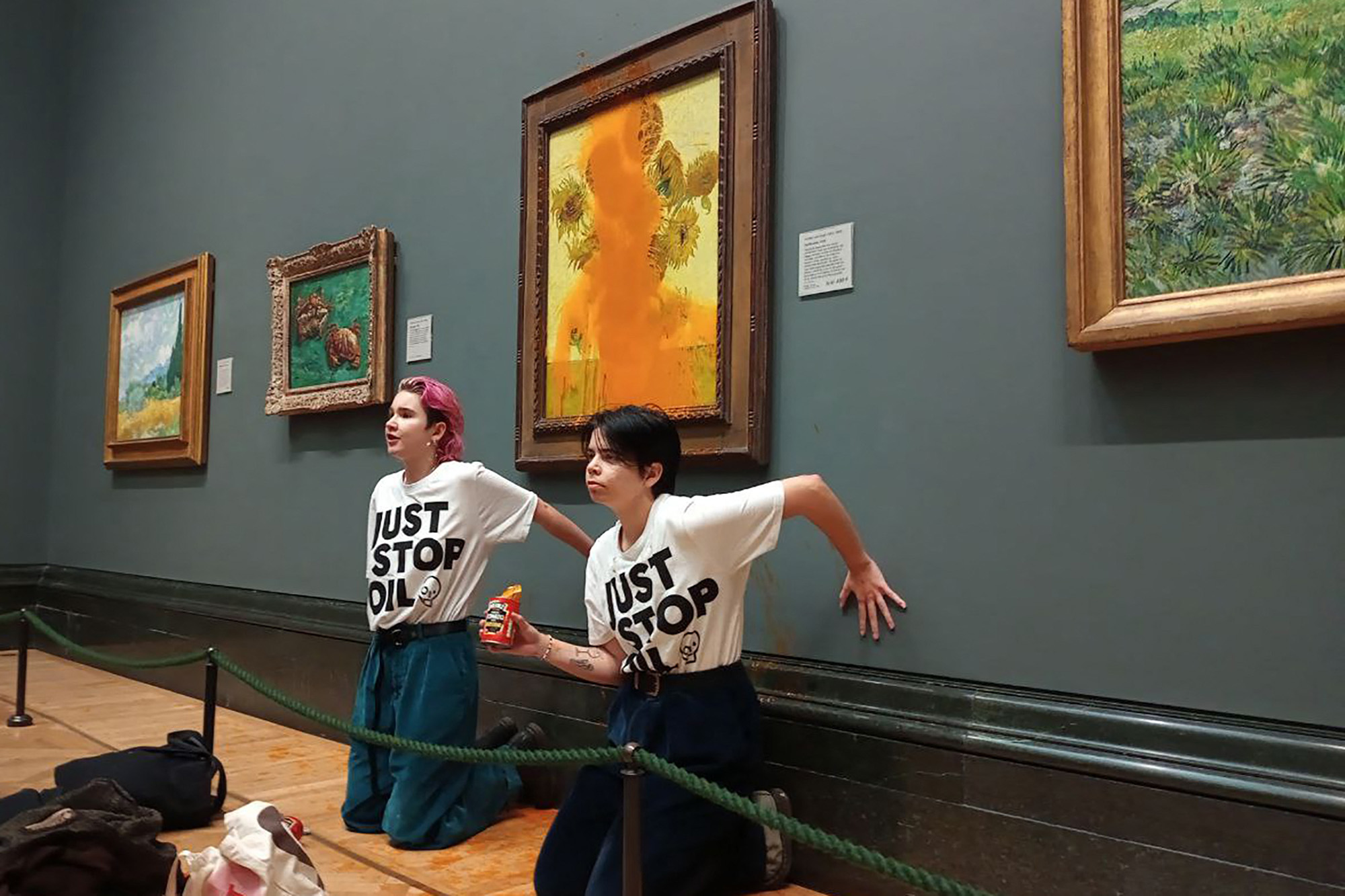 Die beiden Umweltaktivistinnen der Just-Stop-Oil-Bewegung in der National Gallery in London (Bild: Just Stop Oil/AFP)