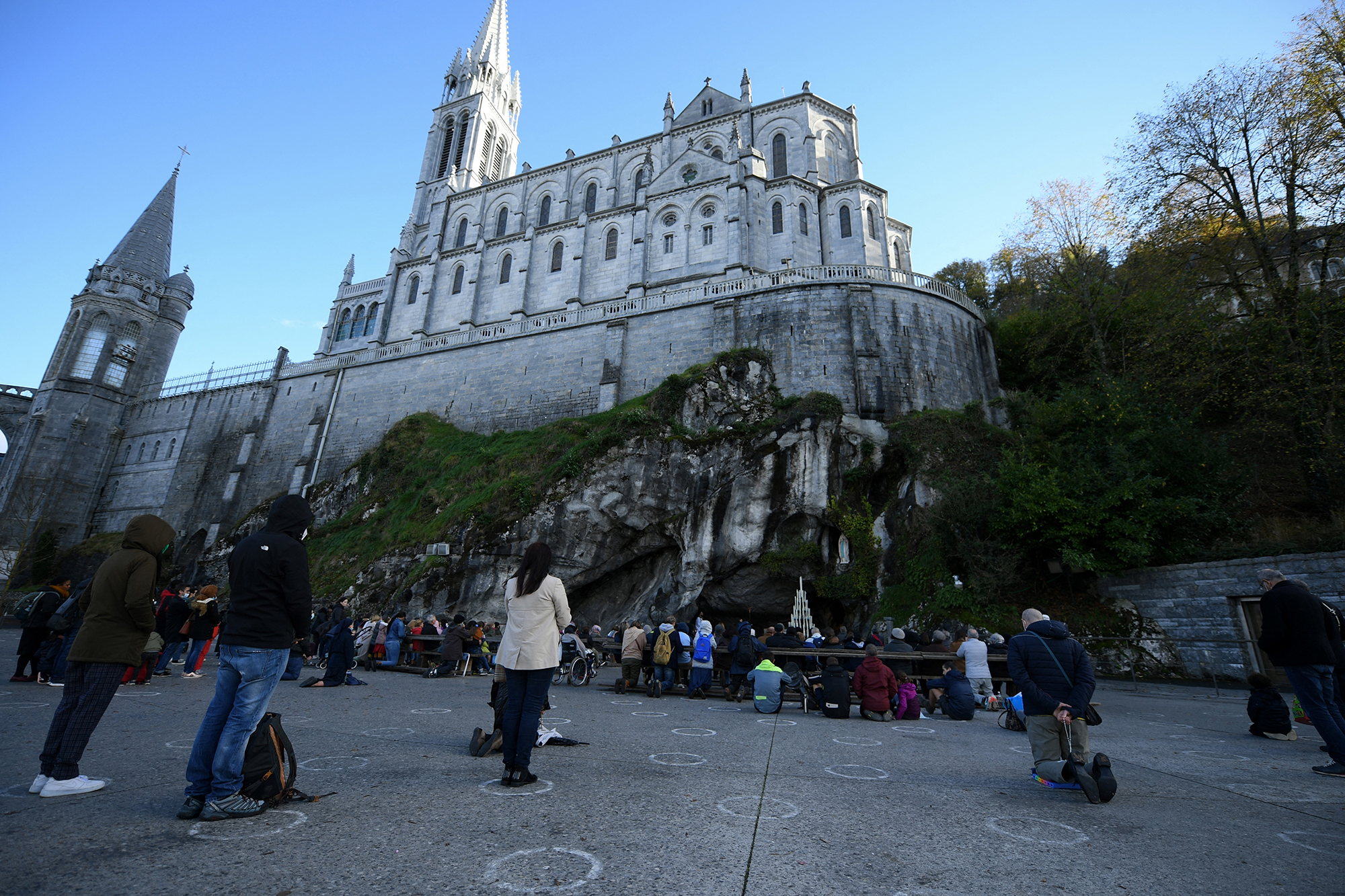 Grotte von Massabielle im Wallfahrtsort Lourdes (Bild: Valentine Chapuis/AFP)