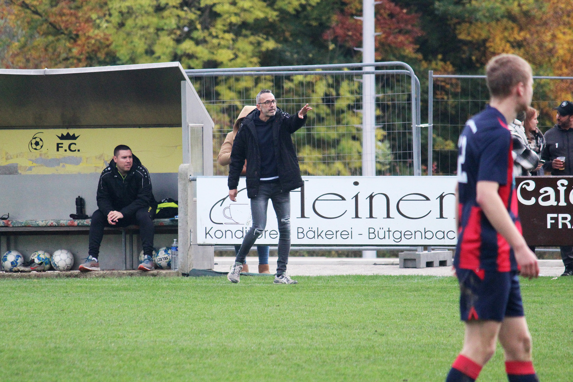 Ludek Mach bei seinem ersten Spiel als Trainer des FC Bütgenbach (Bild: Marvin Worms/BRF)