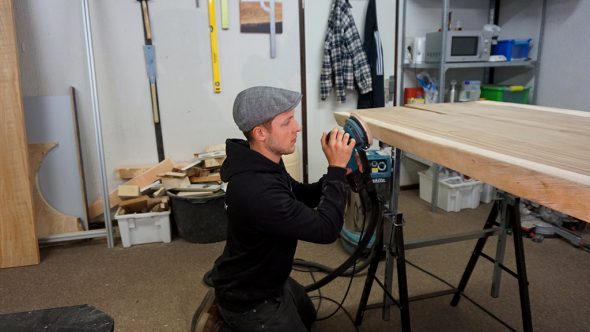 Baumbursche macht Unikate aus Holz (Bild: Dogan Malicki/BRF)