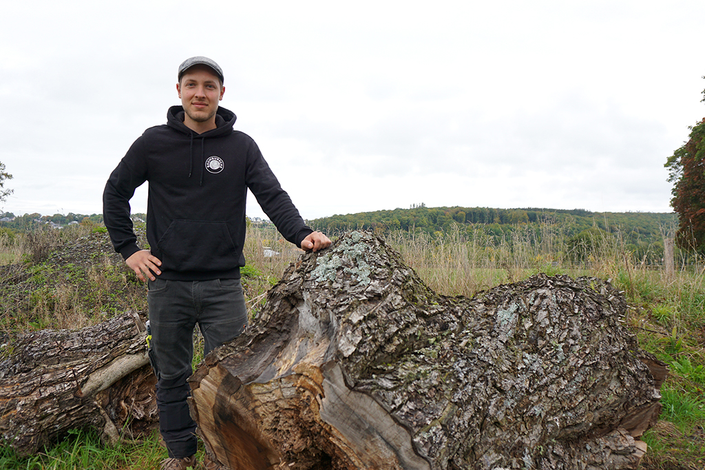 Baumbursche macht Unikate aus Holz (Bild: Dogan Malicki/BRF)