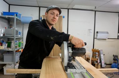 Baumbursche macht Unikate aus Holz (Bild: Dogan Malicki/BRF)